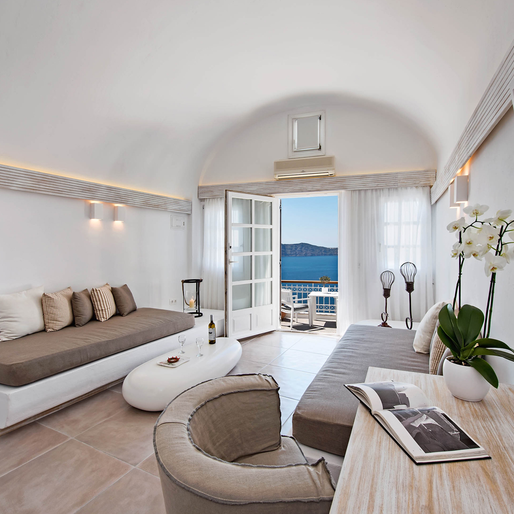 la vista sul mare di Santorini dal living del vostro hotel di lusso