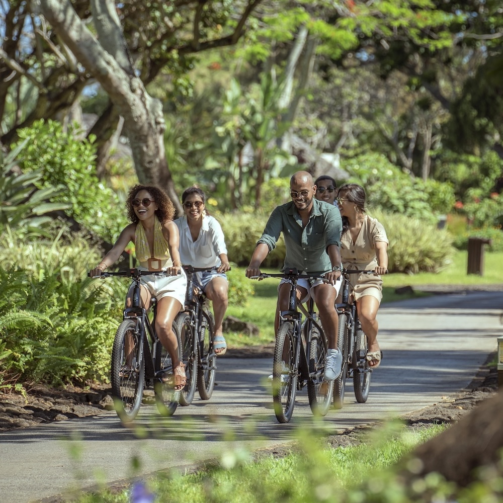 Friends Cycling in Resort B copia 2